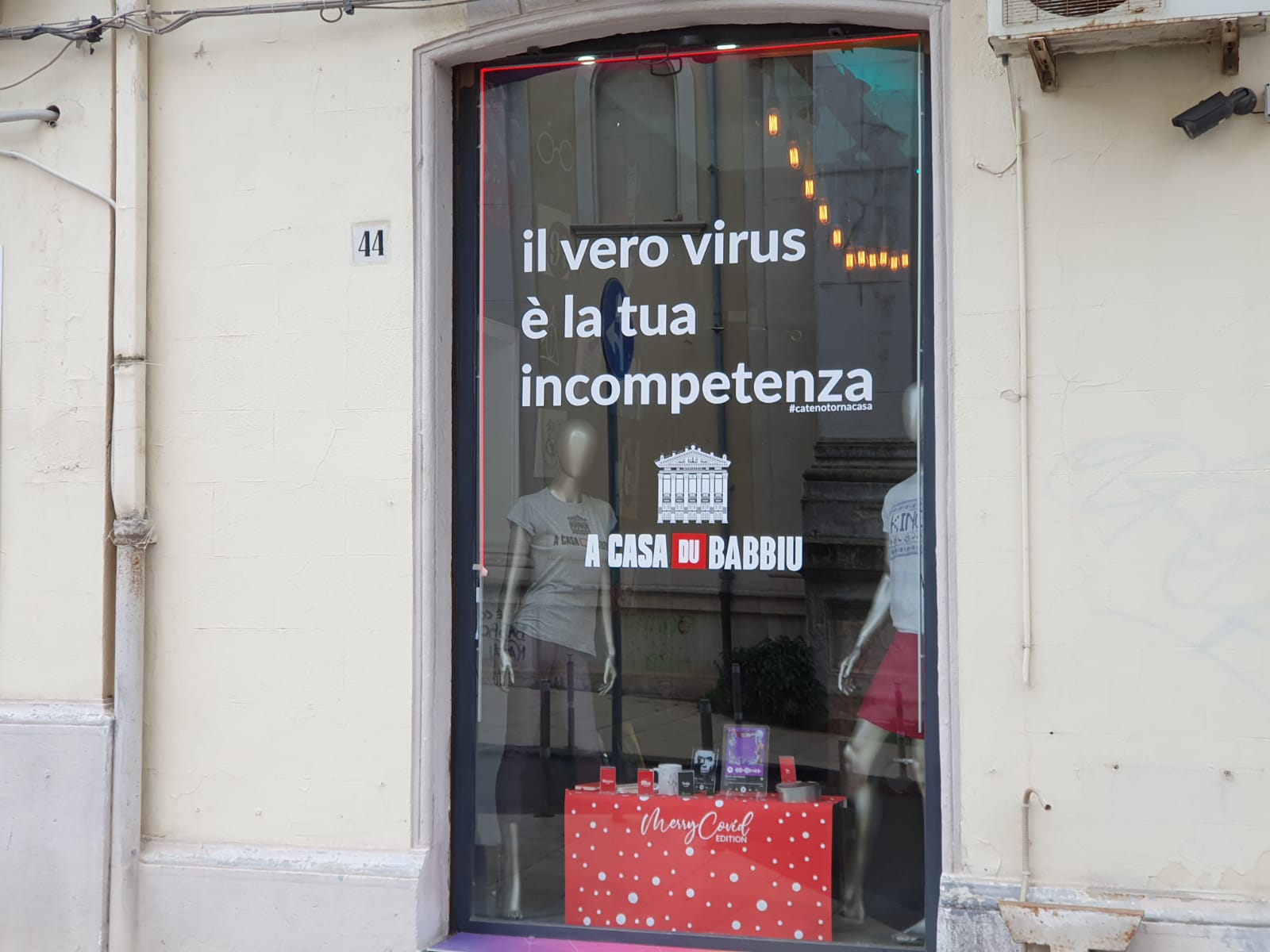 Negozi chiusi, protesta dilagante: "Il vero virus è la tua incompetenza"