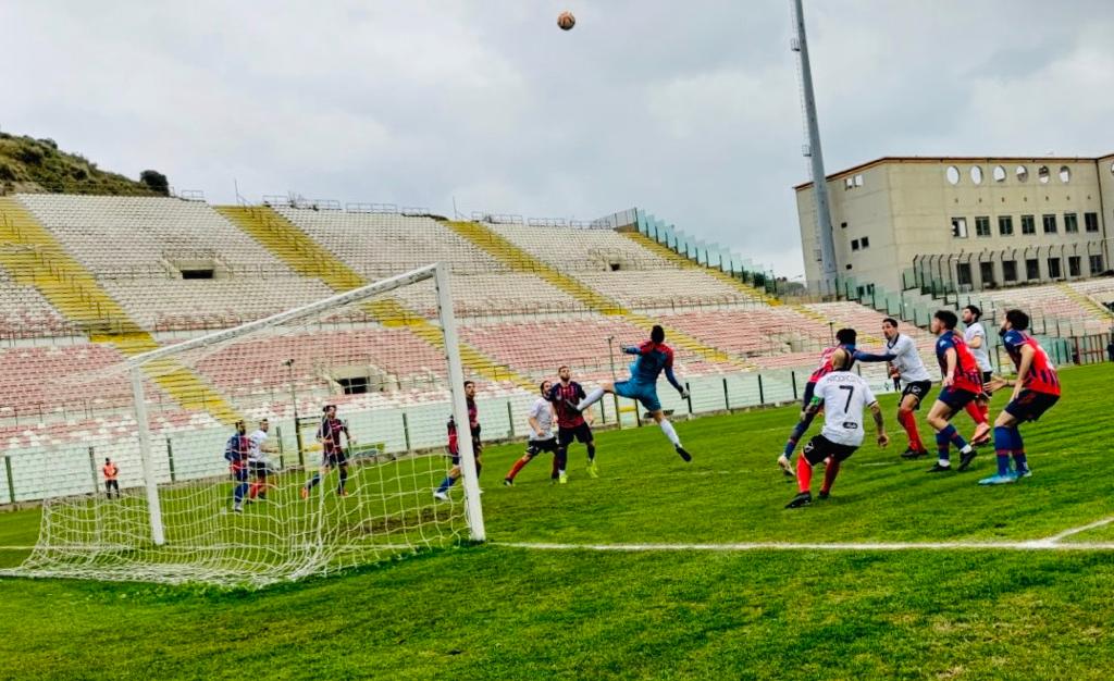 CALCIO SERIE D PRIMI TEMPI – ACR Messina: doppio vantaggio sul Troina. FC Messina pari col Gelbison
