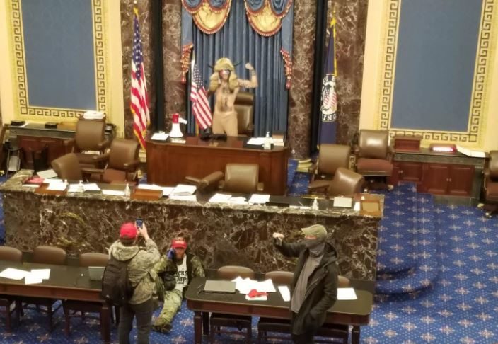 Manifestanti pro-Trump irrompono a Capitol Hill, muore una donna