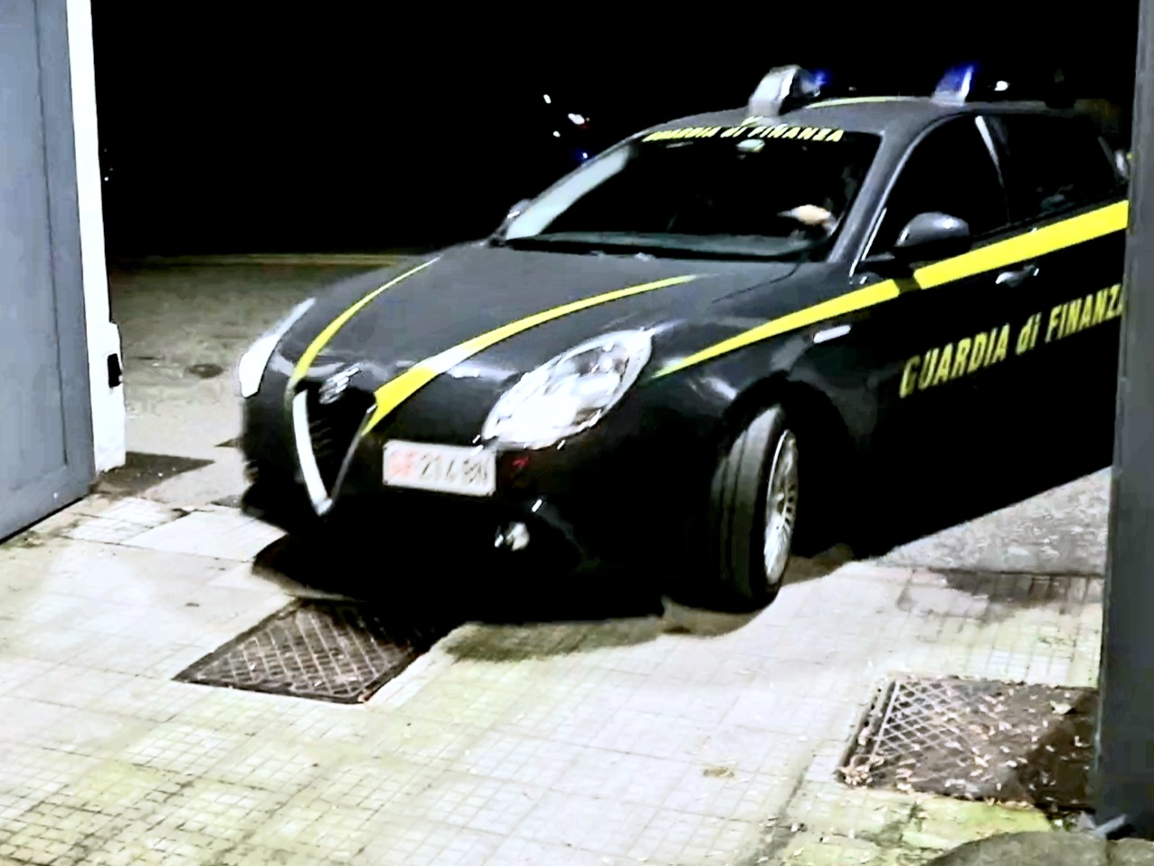 Gdf, sequestrato tir con un carico di droga