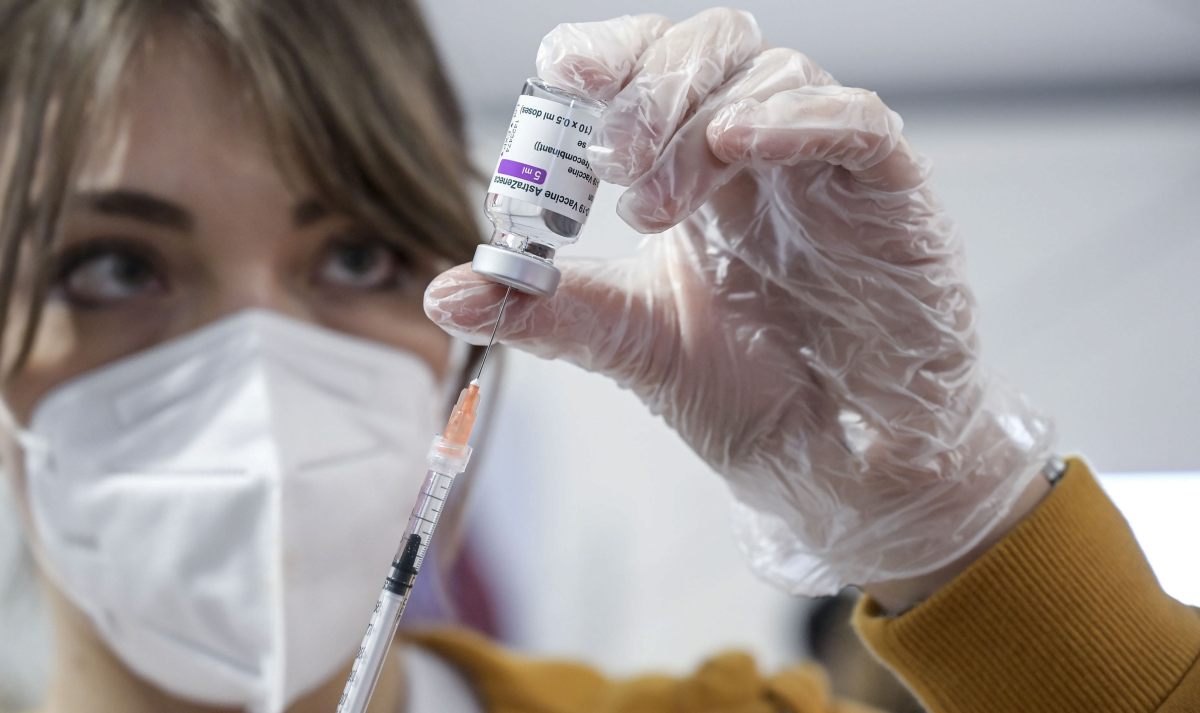 Astrazeneca, grave insegnante vaccinata
