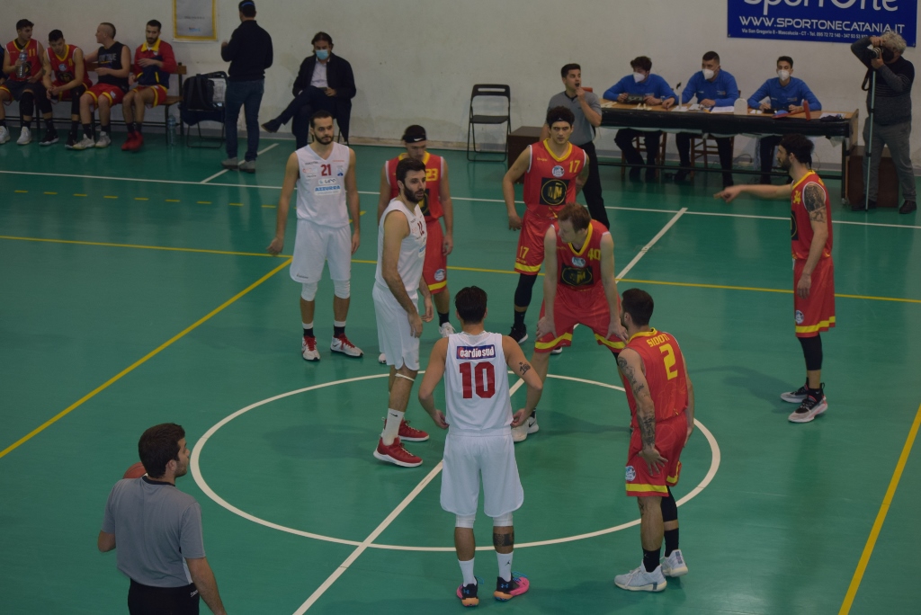 BASKET – Gold & Gold Messina sfata il tabù Gravina e brinda al primo successo