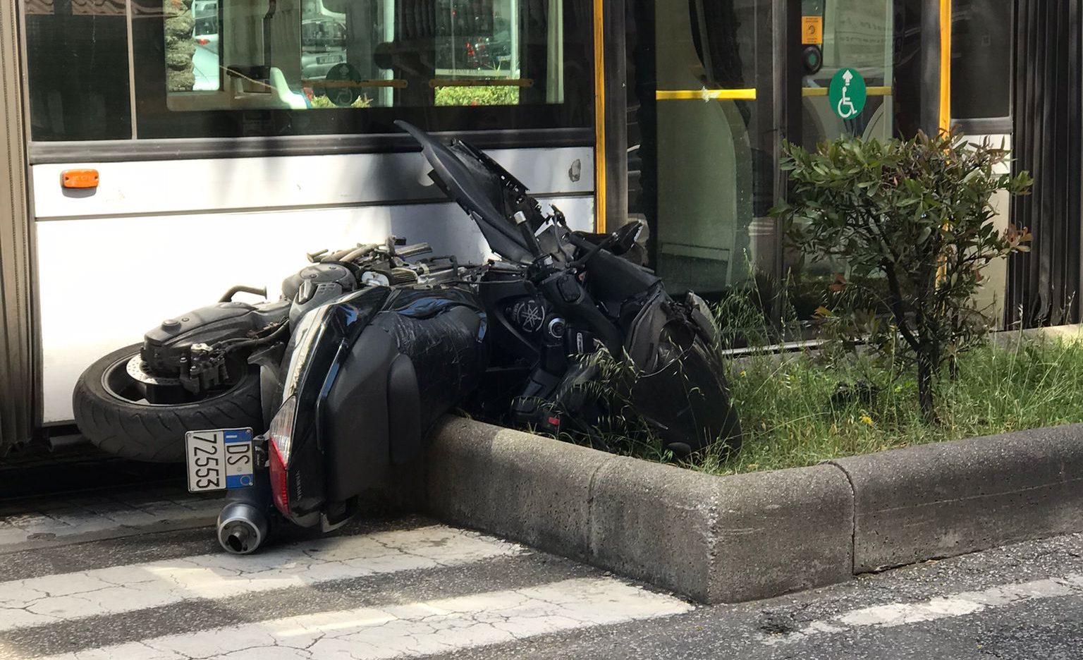 Con lo scooter sotto il tram: miracolosamente illeso
