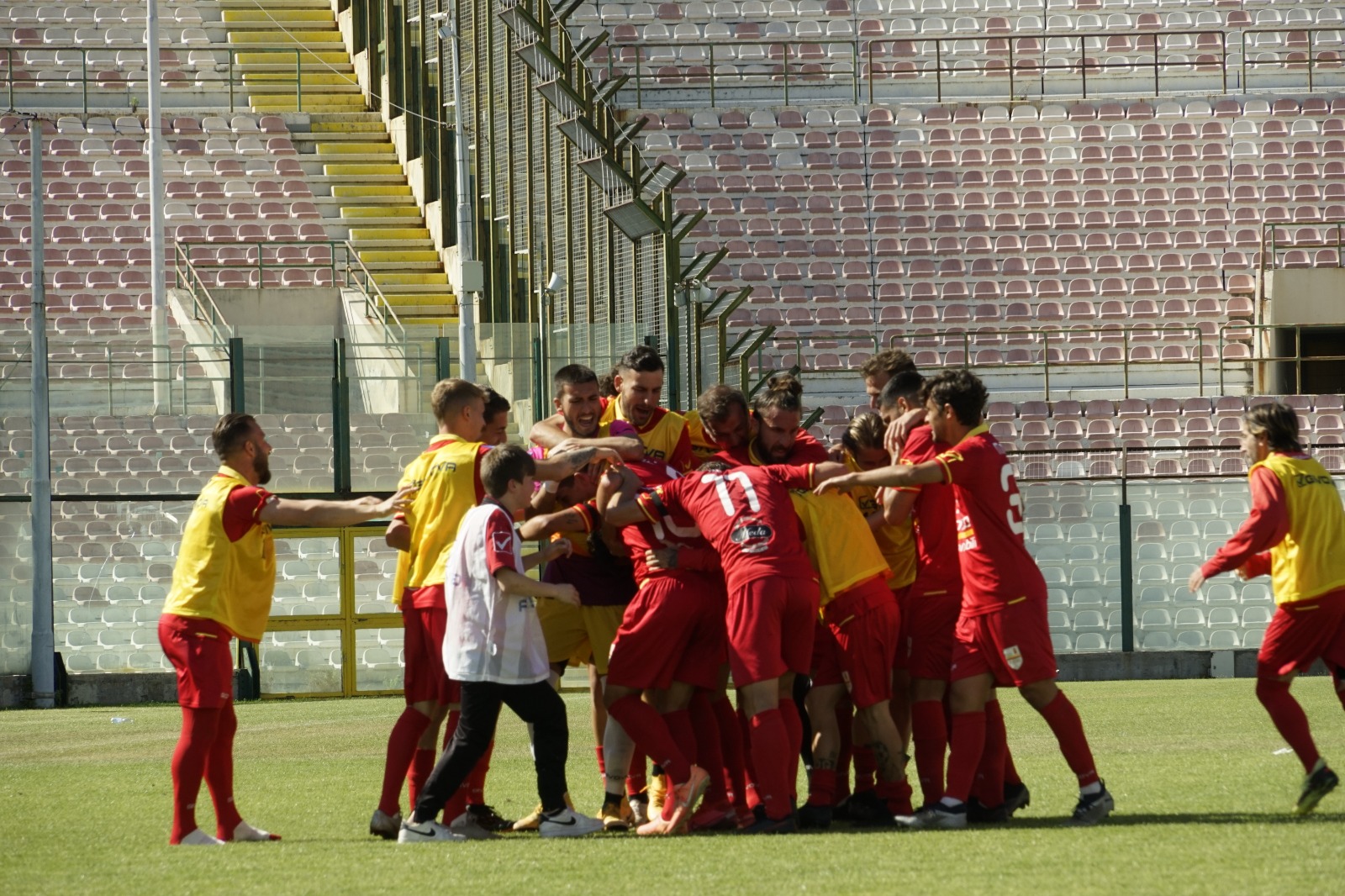 CALCIO – Acr Messina cerca punti a Troina. Big match tra Fc Messina e Gelbison