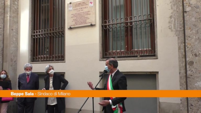 A Milano una targa in memoria di Enzo Tortora