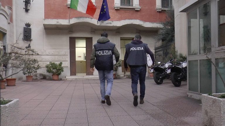 Aggredisce l’ex moglie, Polizia impedisce il peggio
