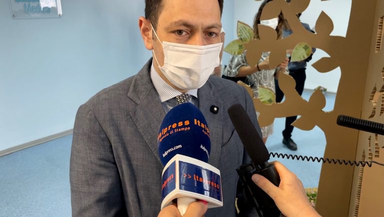 Scritte contro Razza: “Spalmavi i morti e ti scandalizzi per gli aborti”