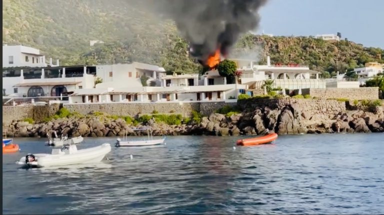 Panarea, incendio al locale vip Raya