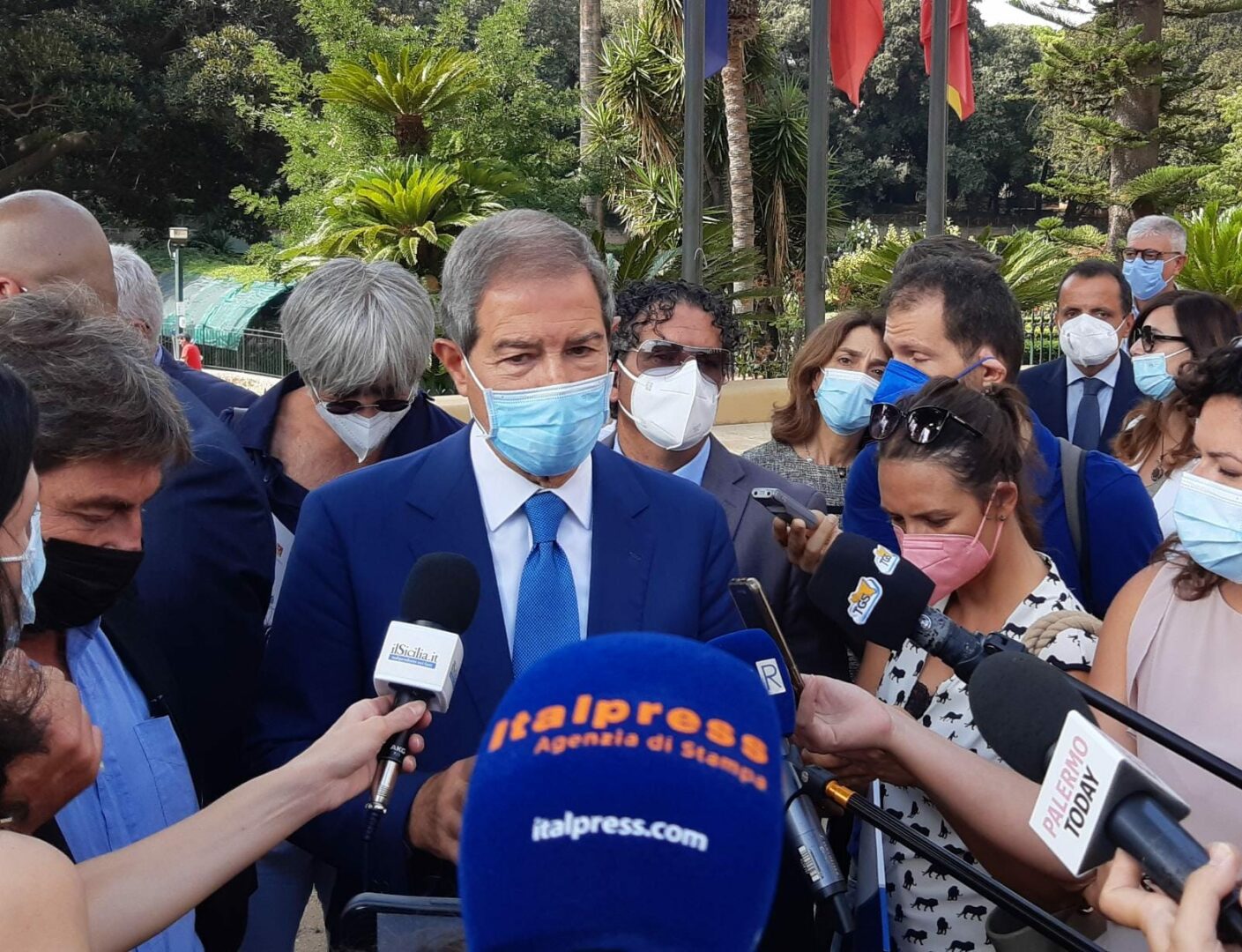 Musumeci: “Vaccini unico rimedio per non morire”