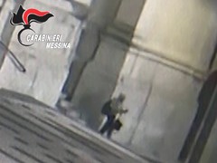 Omicidio clochard, ritrovata borsa vittima