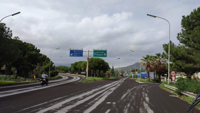 A-18 coperta da un manto di cenere