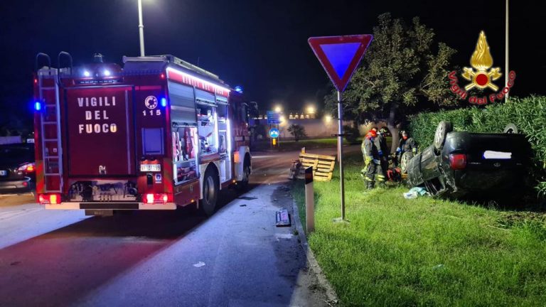 Auto si ribalta, salvato automobilista dai vigili del fuoco