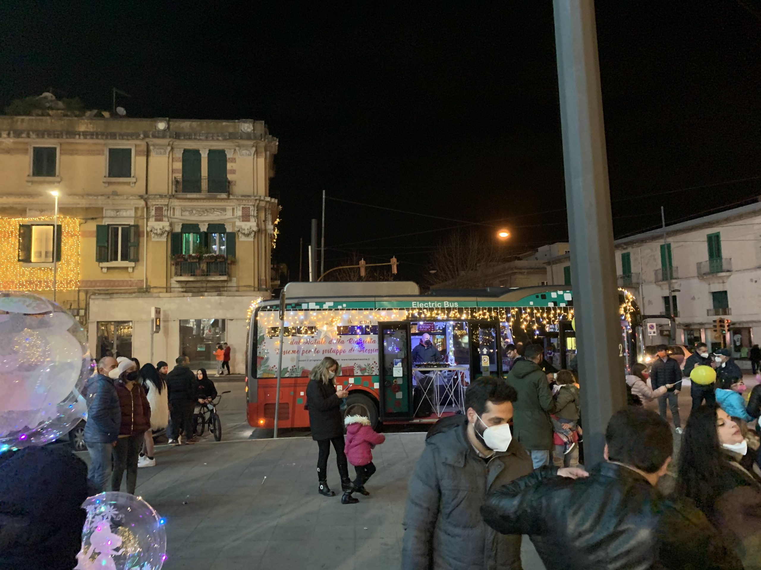 Scuole chiuse e balletti in piazza… la coerenza dello Sciamano del Nisi