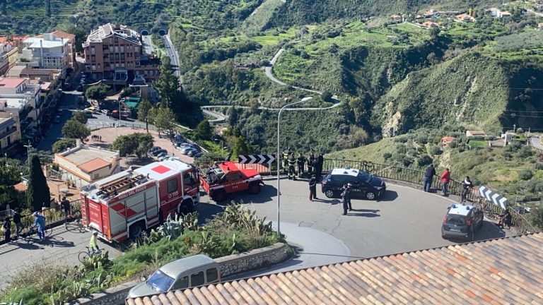Vola nella scarpata, muore ciclista