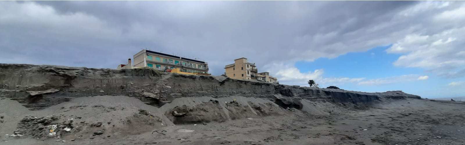 Erosione costiera a nord del torrente Galati: l’allarme di un gruppo di abitanti