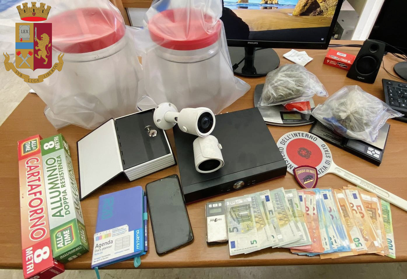 Marijuana in un vaso in balcone, arrestato