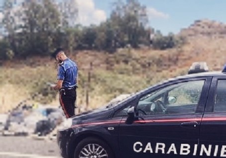 Sversa rifiuti pericolosi sul torrente Mela, denunciato