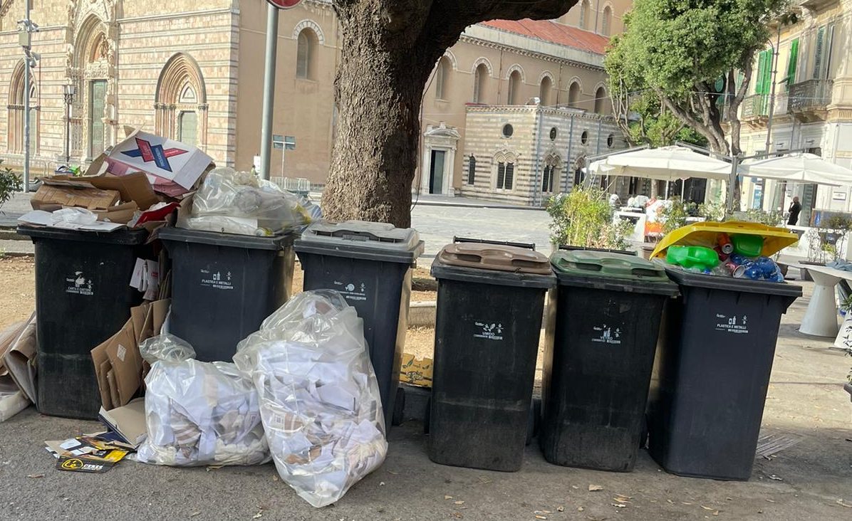 Duomo, rifiuti non raccolti a poco dal Beach Pro Tour