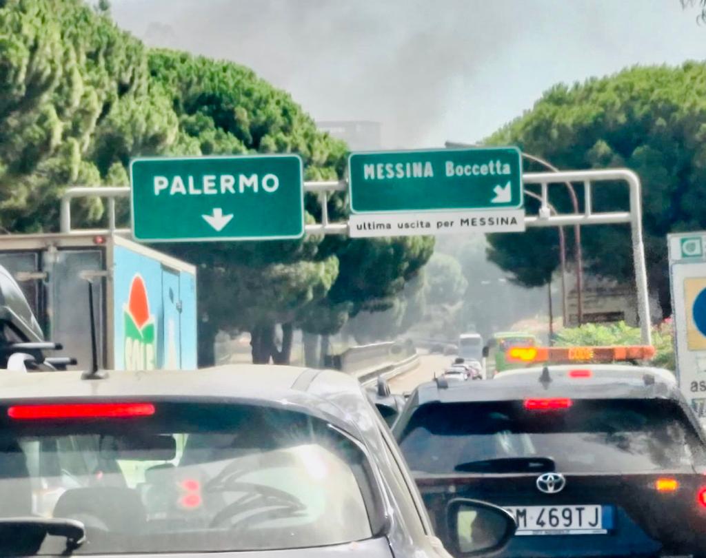 Mezzo in fiamme in tangenziale: traffico in tilt