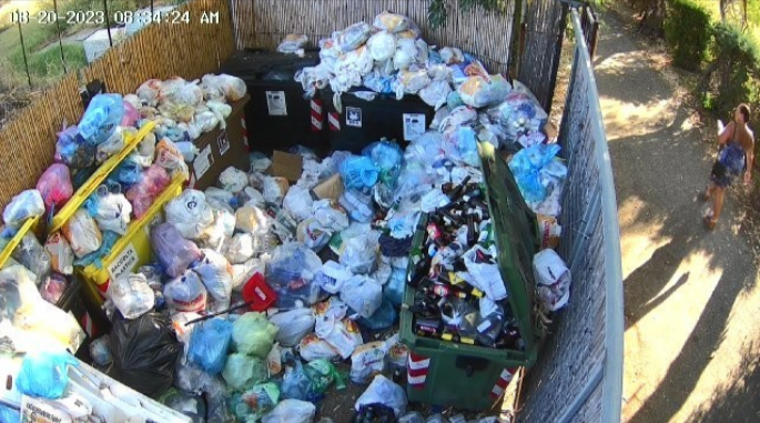 Vulcano, un condominio diventa discarica: la denuncia