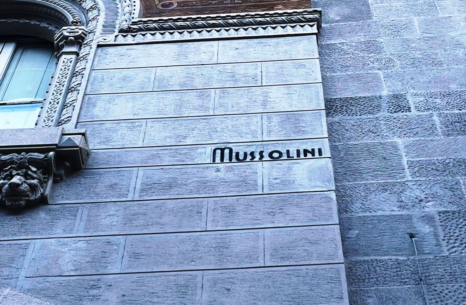 Scritte “Mussolini” su palazzo Magaudda, Anpi: “Verranno eliminate?”