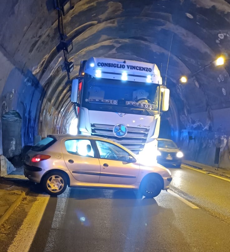 Testacoda in tangenziale: tir finisce su auto