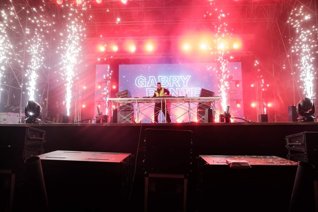 Gabry Ponte porta la dance a Piazza Duomo e fa ballare tutti
