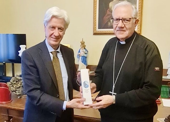 Messina, consegnato l’olio della memoria all’arcivescovo Accolla