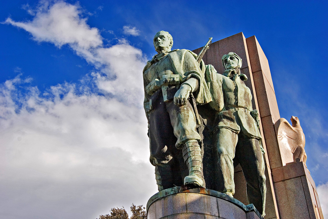 Monumento ai caduti imbrattato, identificato presunto responsabile