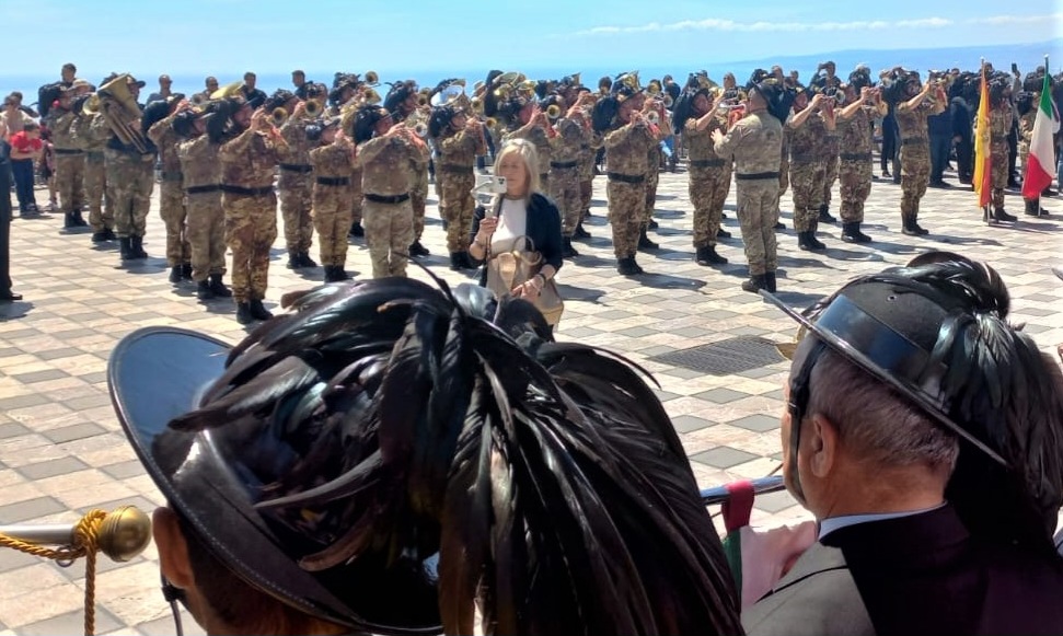 Le “piume nere” in sfilata a Messina