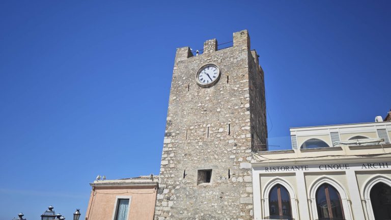 Nasce un comitato permanente anti-De Luca