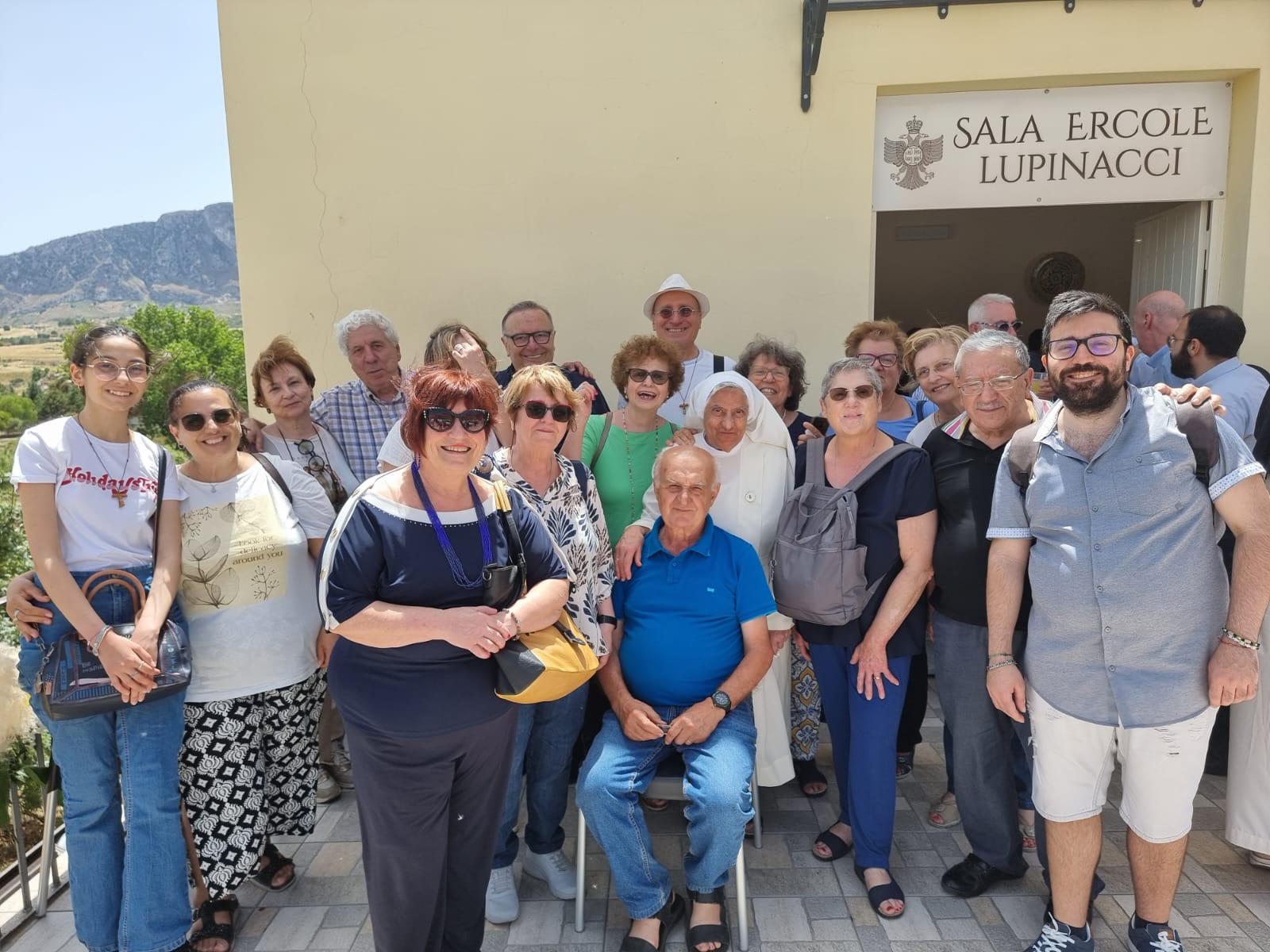 L’abbraccio al Cardinale Franco Montenegro dei parrocchiani del Villaggio Unrra
