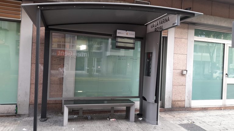 Atto vandalico su pensilina Atm, le reazioni di Basile e Campagna