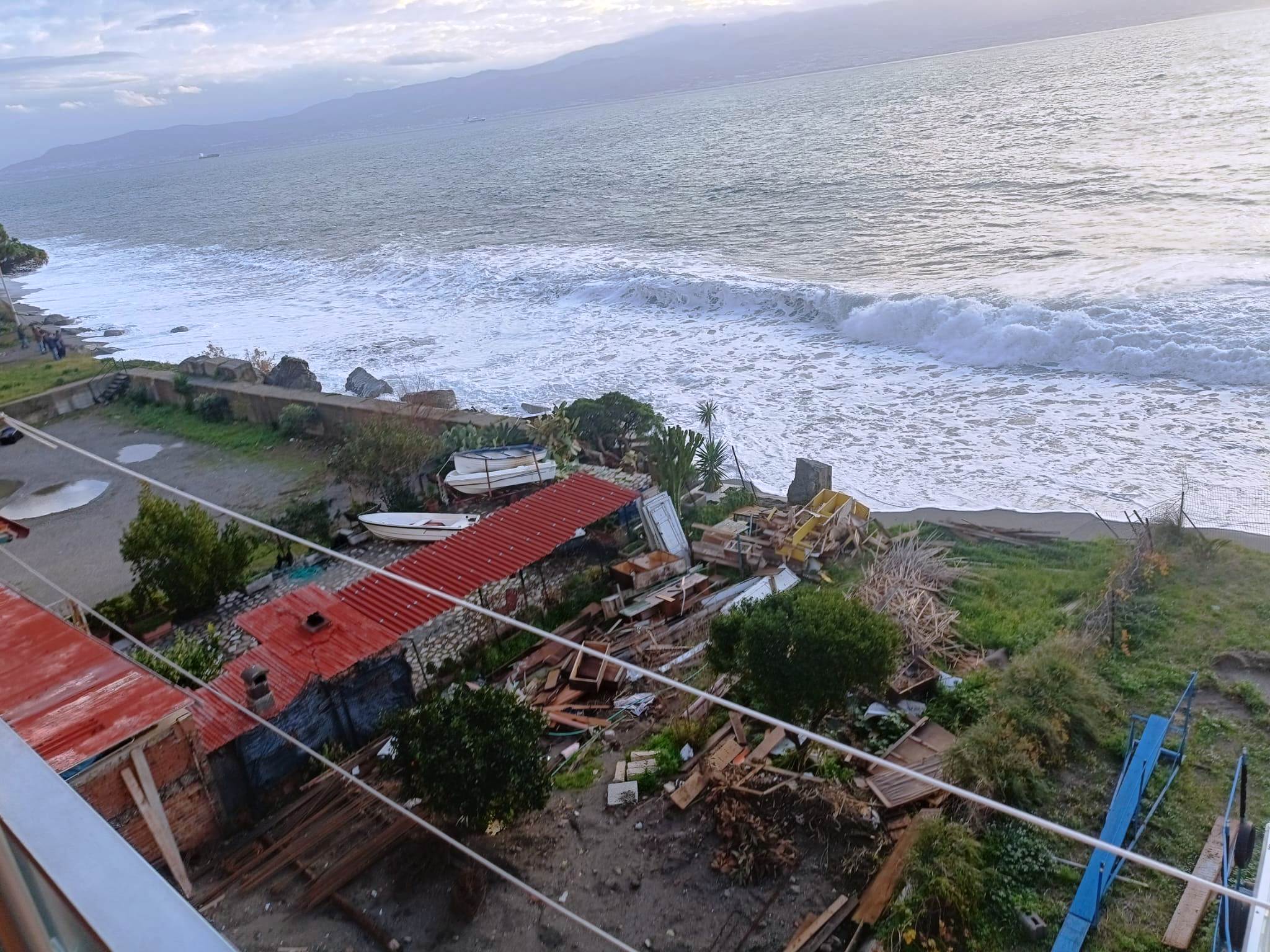 A Galati Marina torna il sole ma le mareggiate fanno danni