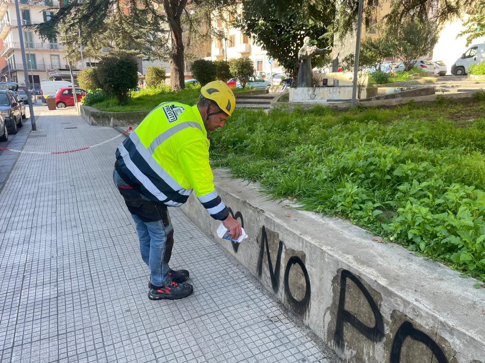 Basile: “Messina è già al lavoro per ripulire la città” dalle scritte dei No Ponte