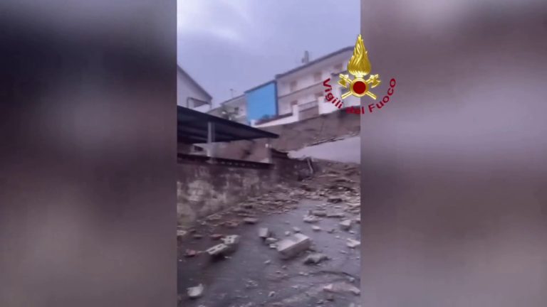 Maltempo nel messinese, 14 famiglie evacuate per una frana