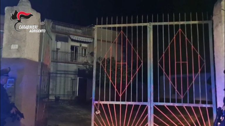 A Favara un uomo si barrica in casa armato, irruzione dei Carabinieri