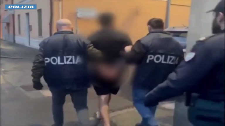 Rapine in strada a Milano, arrestata baby gang