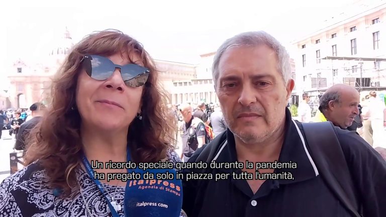 Migliaia di fedeli in piazza San Pietro per l’omaggio a Papa Francesco