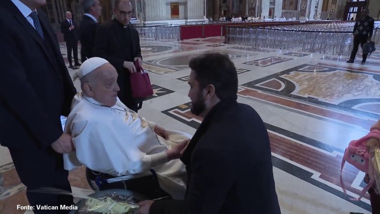 Papa Francesco prega a San Pietro per la Domenica delle Palme