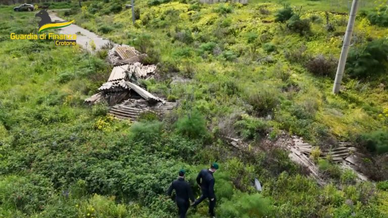 Sequestrata discarica abusiva a Crotone con 6 tonnellate di amianto
