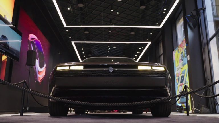 Renault , passato e futuro si fondono nella R17 Electric Restomod
