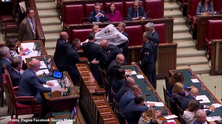 Magi irrompe alla Camera vestito da fantasma, espulso dall’Aula