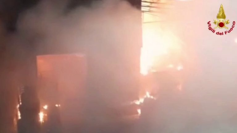Incendio in impianto trattamento rifiuti nel palermitano, le immagini