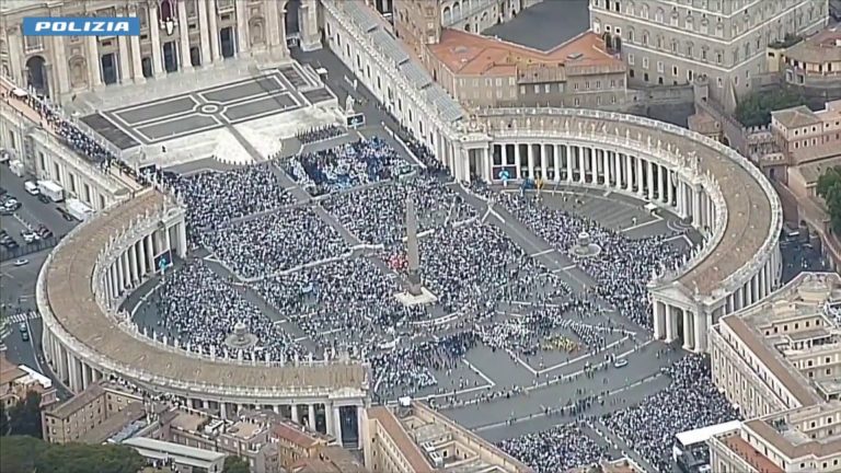 Piazza San Pietro gremita per Papa Leone XIV, immagini da elicottero