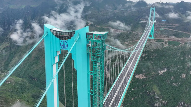 LO HUAJIANG GRAND CANYON BRIDGE SVELATO