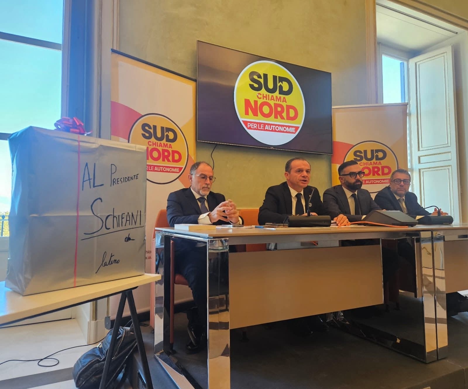 De Luca con il diserbante da Schifani lancia il Governo di liberazione, ma tende una mano: “Dimissioni non servono”
