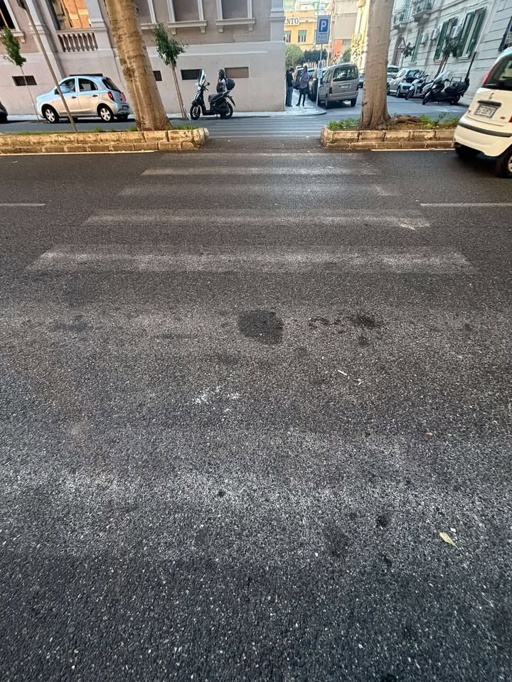 Via La Farina, le strisce pedonali un lontano ricordo