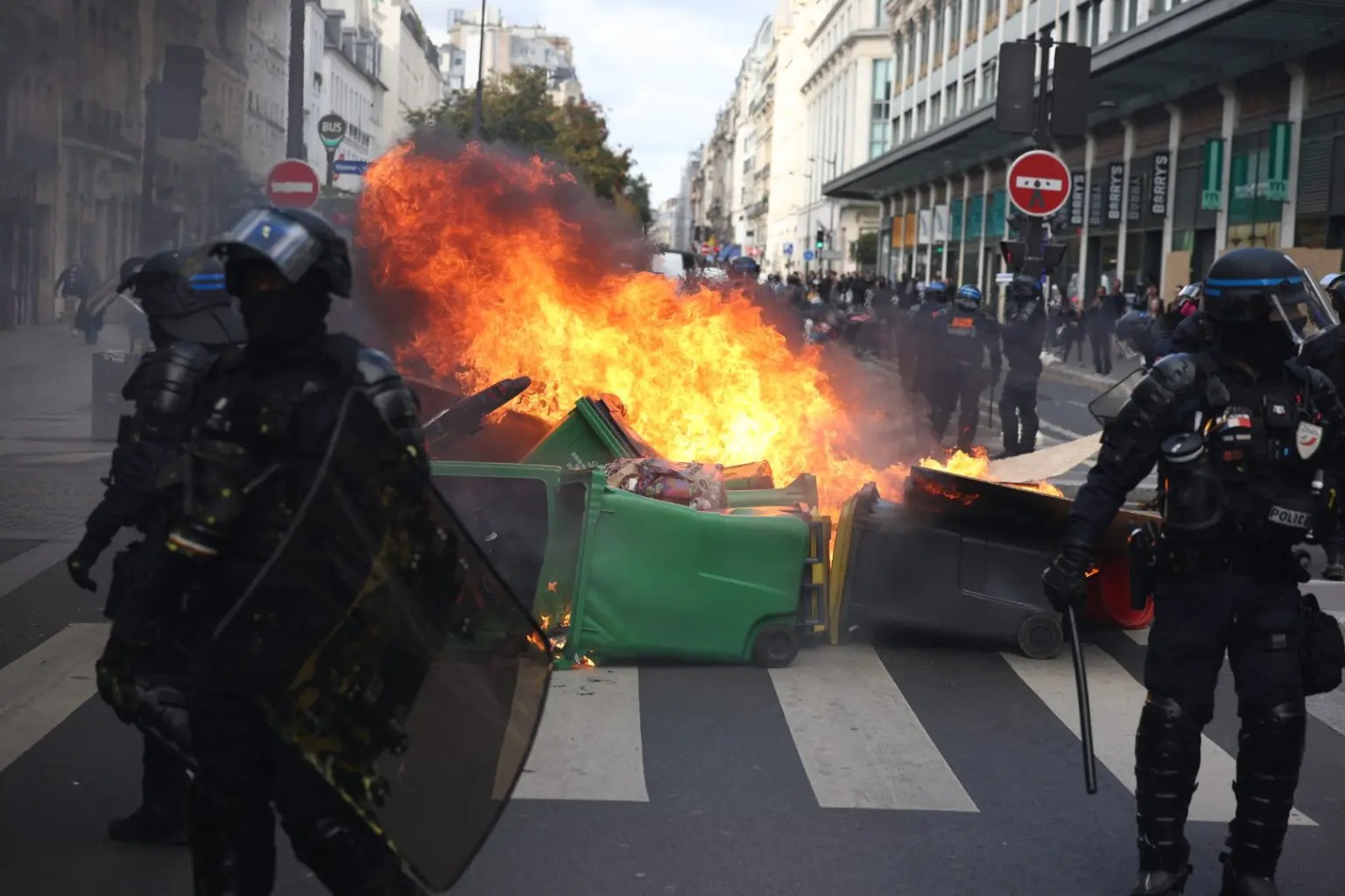Proteste in tutta la Francia, arresti e tensioni con la polizia