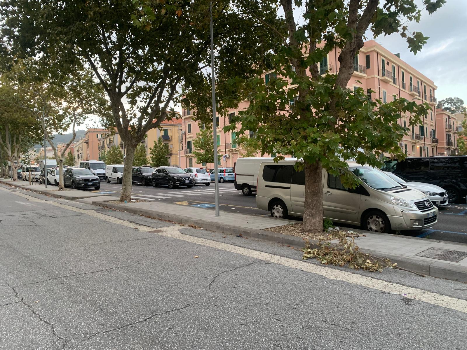 Parcheggio Giostra diventato deposito di camper, furgoni e van